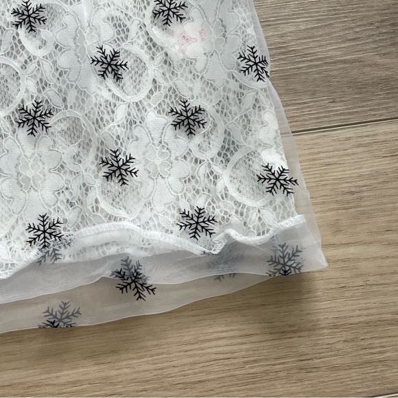 Snowflake and lace blouse - Picture 10 of 12